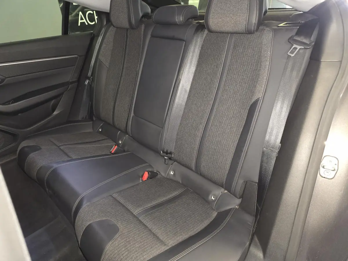Banquette arrière tissu et cuir gris de la Peugeot 508 Allure 2018 vue côté droit avec ceinture de sécurité.