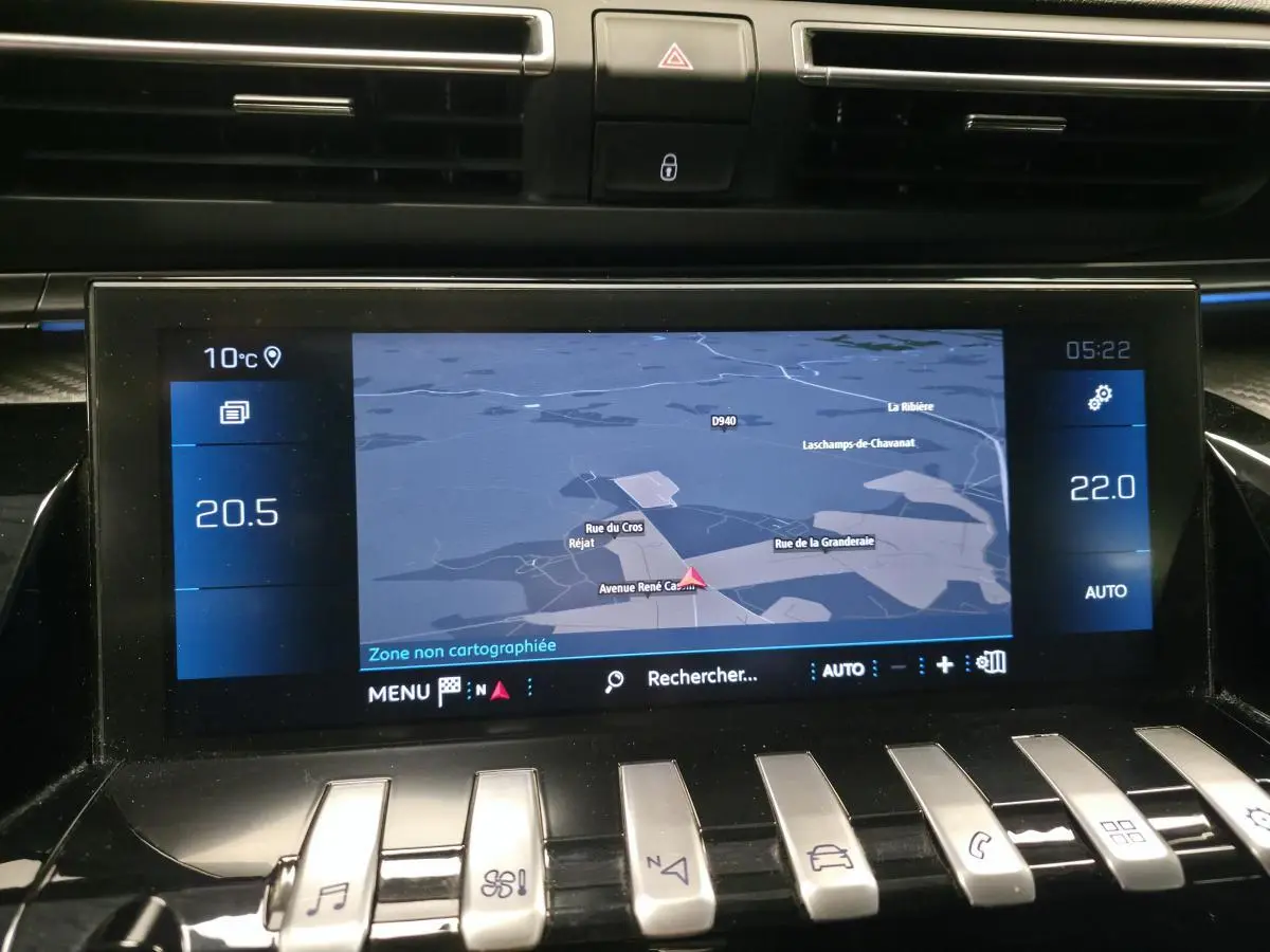 Écran tactile central du Peugeot 508 Allure 2018 montrant la navigation et commandes climatisation en intérieur noir.