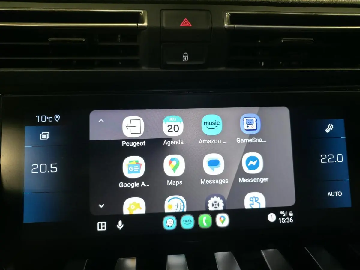 Écran tactile central du Peugeot 508 2018 affichant des applications connectées avec commandes climatisation à gauche et droite.