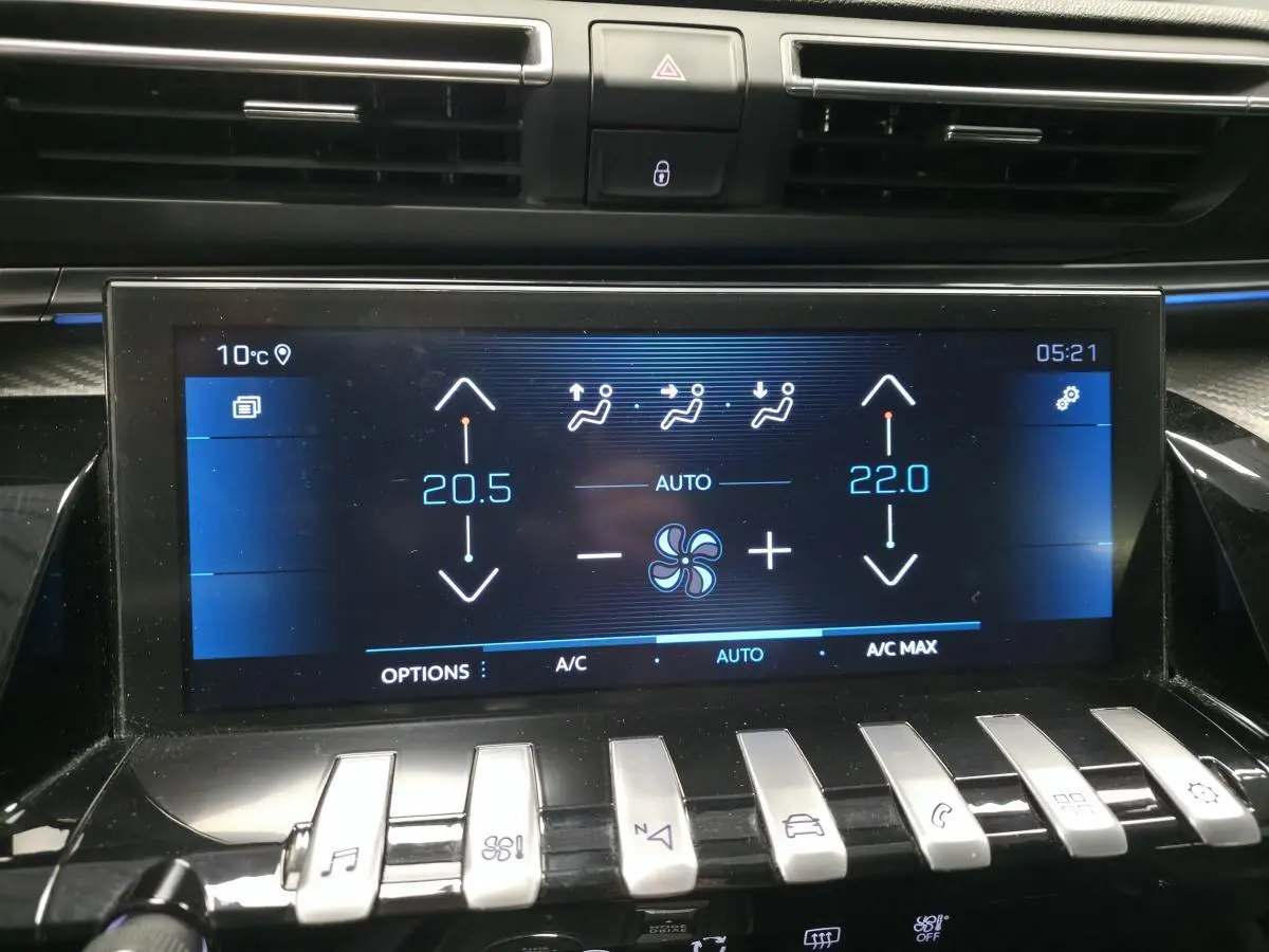 Écran tactile central du tableau de bord Peugeot 508 gris, affichant la climatisation bi-zone à 20,5°C et 22°C en mode automatique.