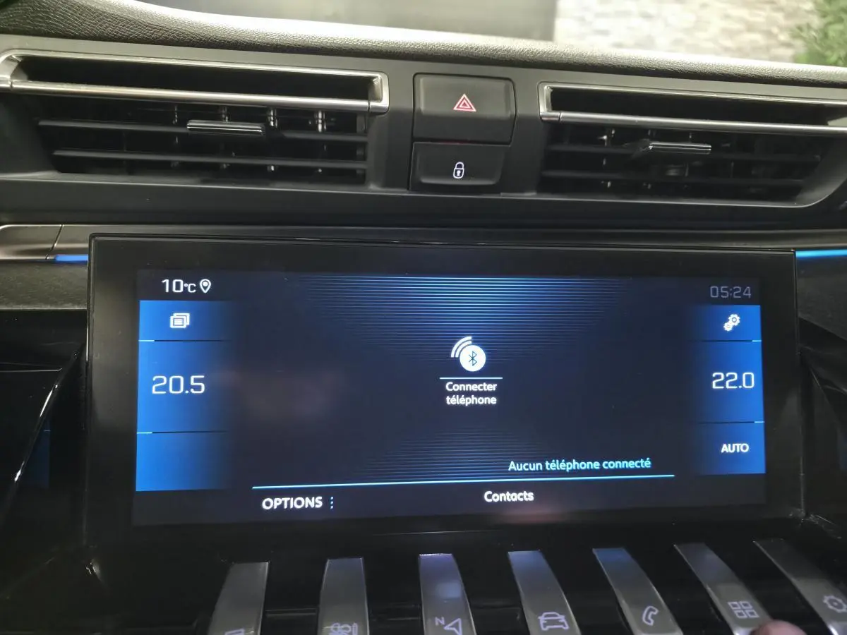Écran tactile central du Peugeot 508 gris montrant la connexion Bluetooth et commandes climatisation à 20,5 et 22°C