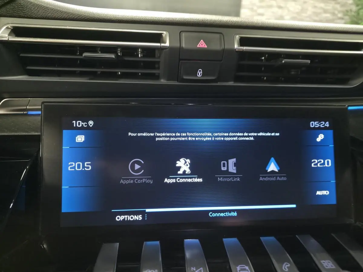 Écran tactile central du Peugeot 508 gris 2018 montrant les options Apple CarPlay et Android Auto, avec commandes climatisation.