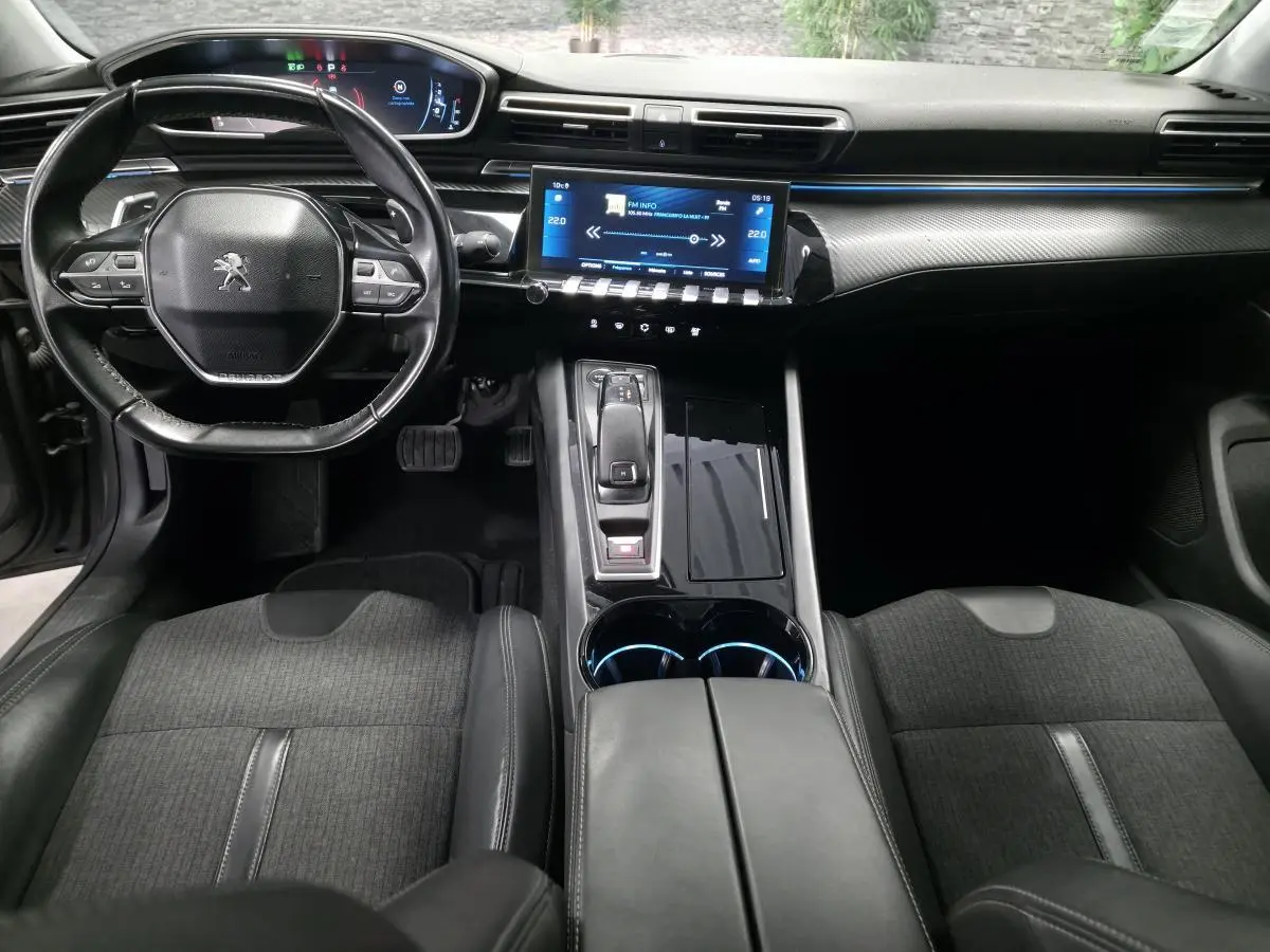 Intérieur Peugeot 508 gris vu de face, tableau de bord avec écran tactile et volant compact multifonctions cuir.