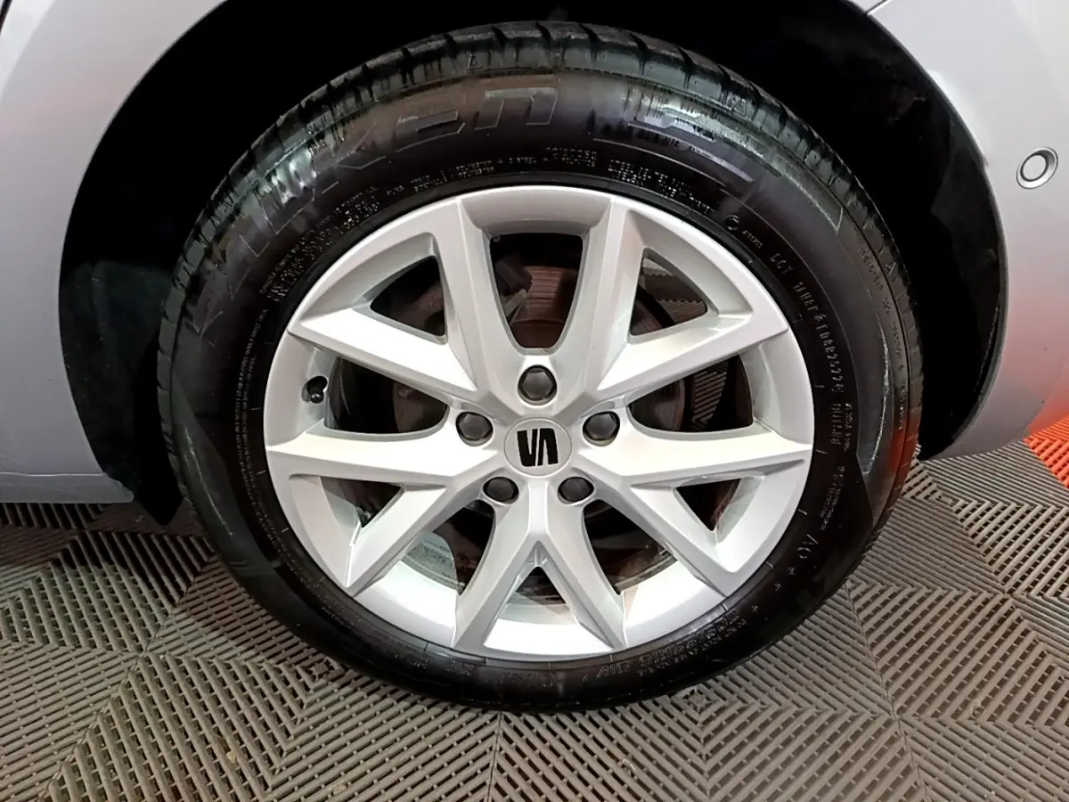 Gros plan sur la roue avant droite gris foncé d'une SEAT LEON 1.0 TSI 110 S&S Business avec jante alliage à 5 doubles branches.