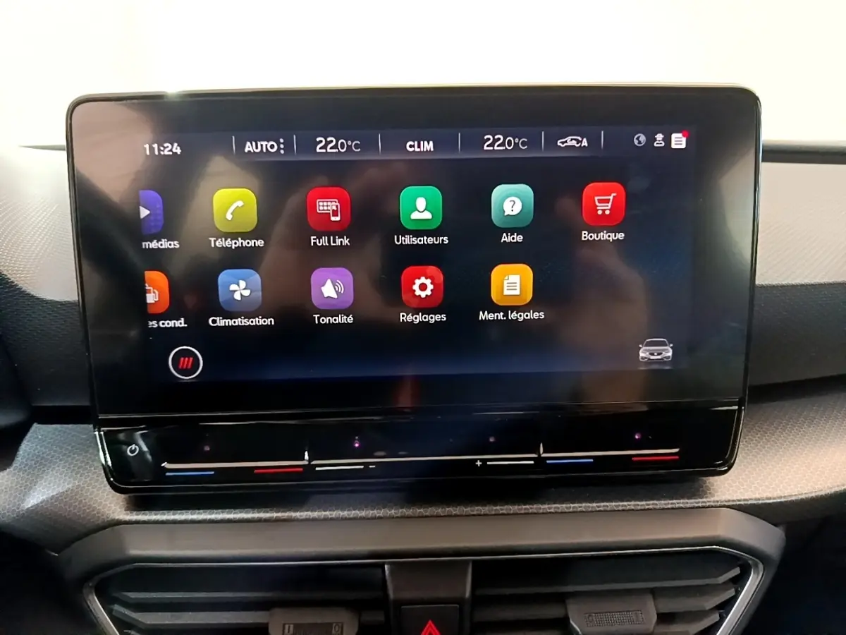 Écran tactile central affichant les options multimédias dans l'habitacle d'une SEAT Leon 2023.