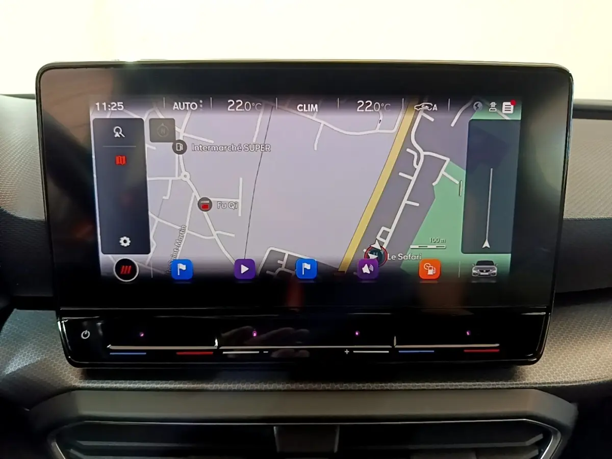 Écran tactile central affichant la navigation GPS dans l'habitacle d'une SEAT LEON 2023.