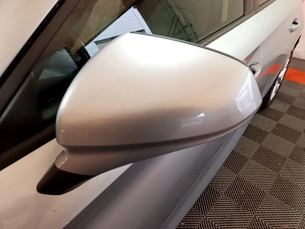 Gros plan sur le rétroviseur côté gauche gris foncé d'une SEAT LEON 2023, avec partie latérale et vitre visible.