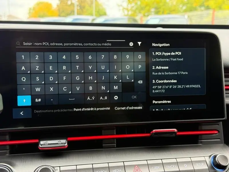 Écran tactile de navigation affichant un clavier virtuel dans l’habitacle du Hyundai Kona Cyber Gray 2025.