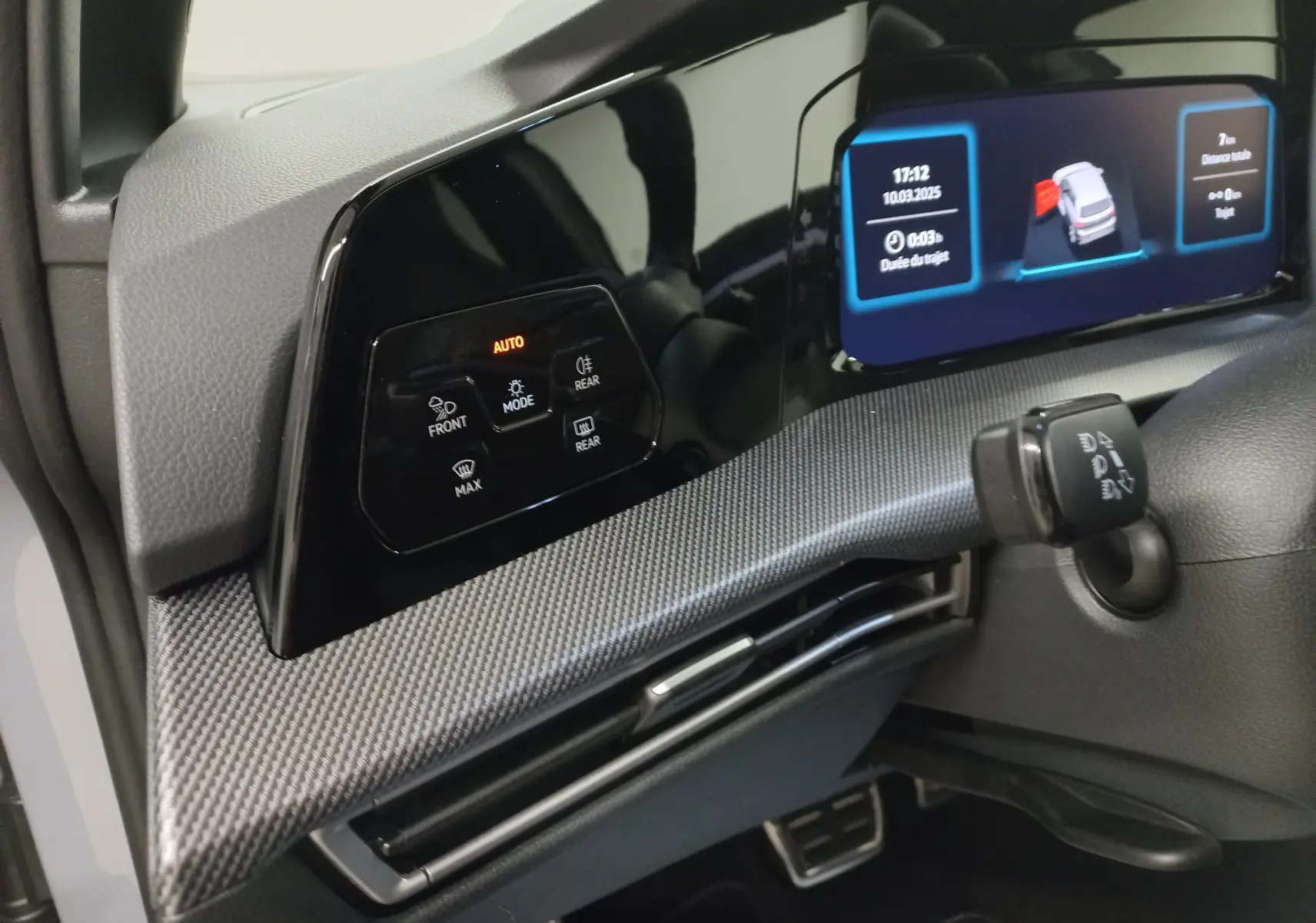 Détail du tableau de bord de la Volkswagen Golf 2.0 TDI 150 DSG7 R-Line 2026, avec commandes éclairées et écran digital.