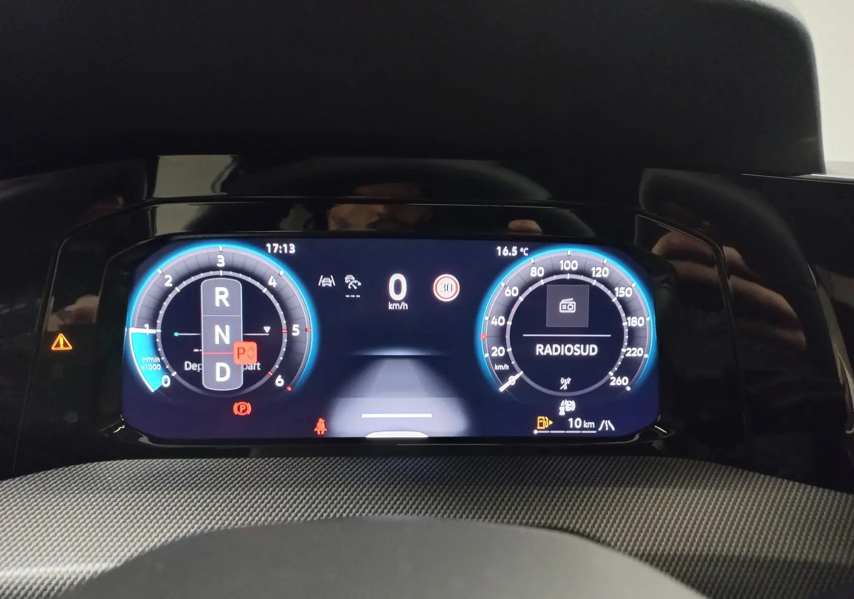 Tableau de bord numérique de Volkswagen Golf 2.0 TDI 150 DSG7 R-Line 2026, affichage vitesse et régime moteur.