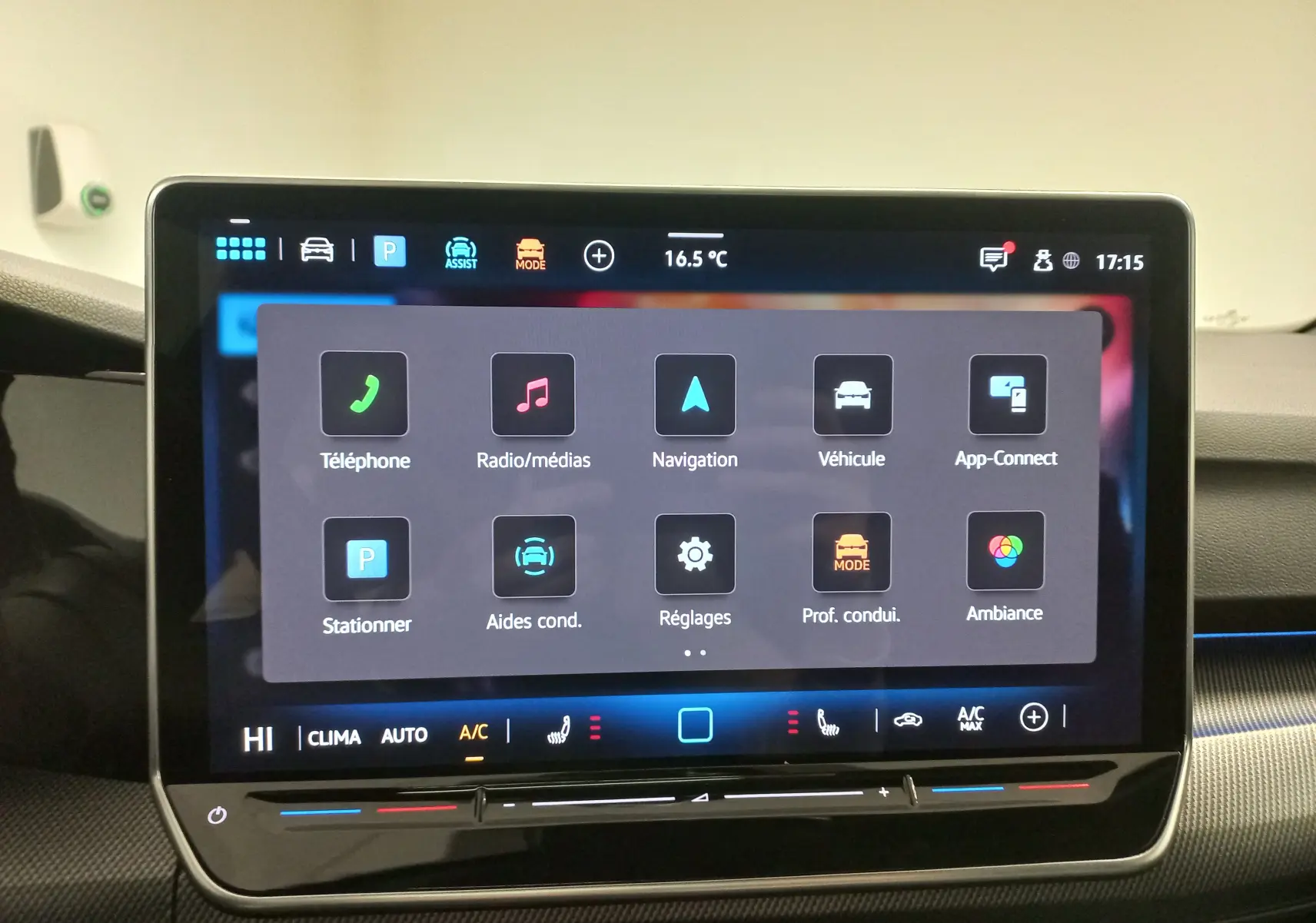 Écran tactile central affichant le menu principal du système d'infodivertissement de la Volkswagen Golf gris lunaire.