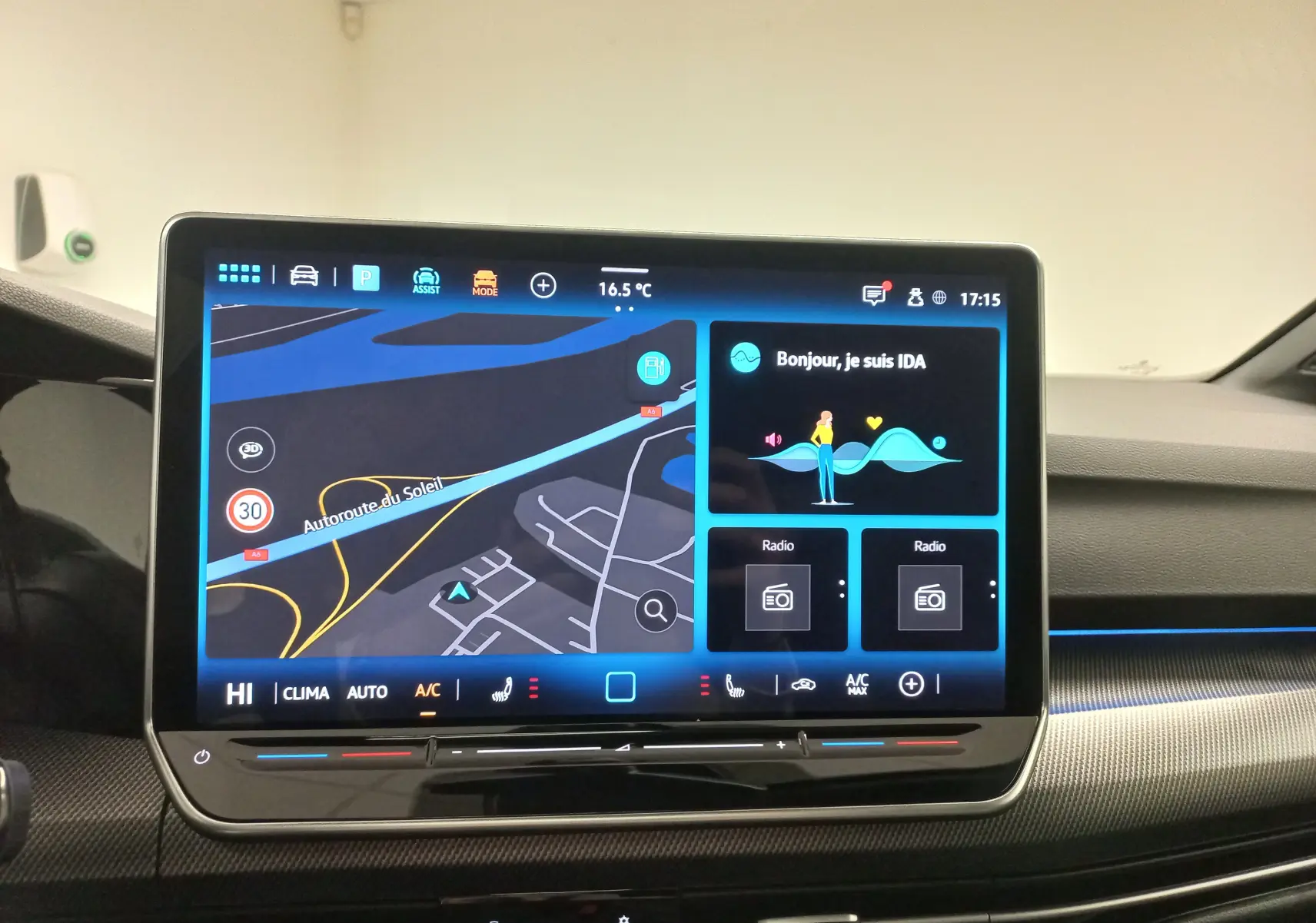 Écran tactile central du tableau de bord de la Volkswagen Golf gris lunaire, affichant la navigation et l'assistant vocal IDA.