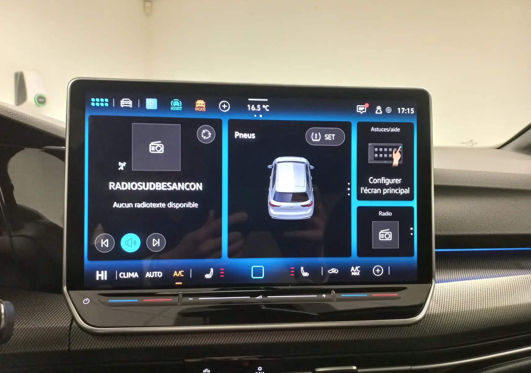 Écran tactile central du Volkswagen Golf 2.0 TDI 150 DSG7 R-Line 2026 affichant la caméra 360° et les réglages climatiques.