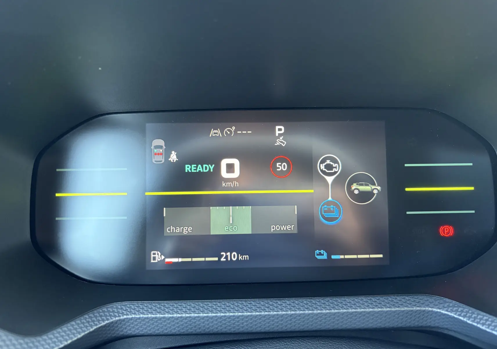 Tableau de bord digital du Dacia Duster hybride 2026 affichant vitesse, mode éco et autonomie 210 km.