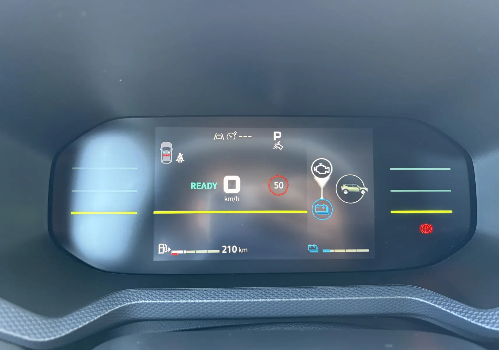 Tableau de bord digital du Dacia Duster III hybride, affichage central avec vitesse, autonomie et alertes.