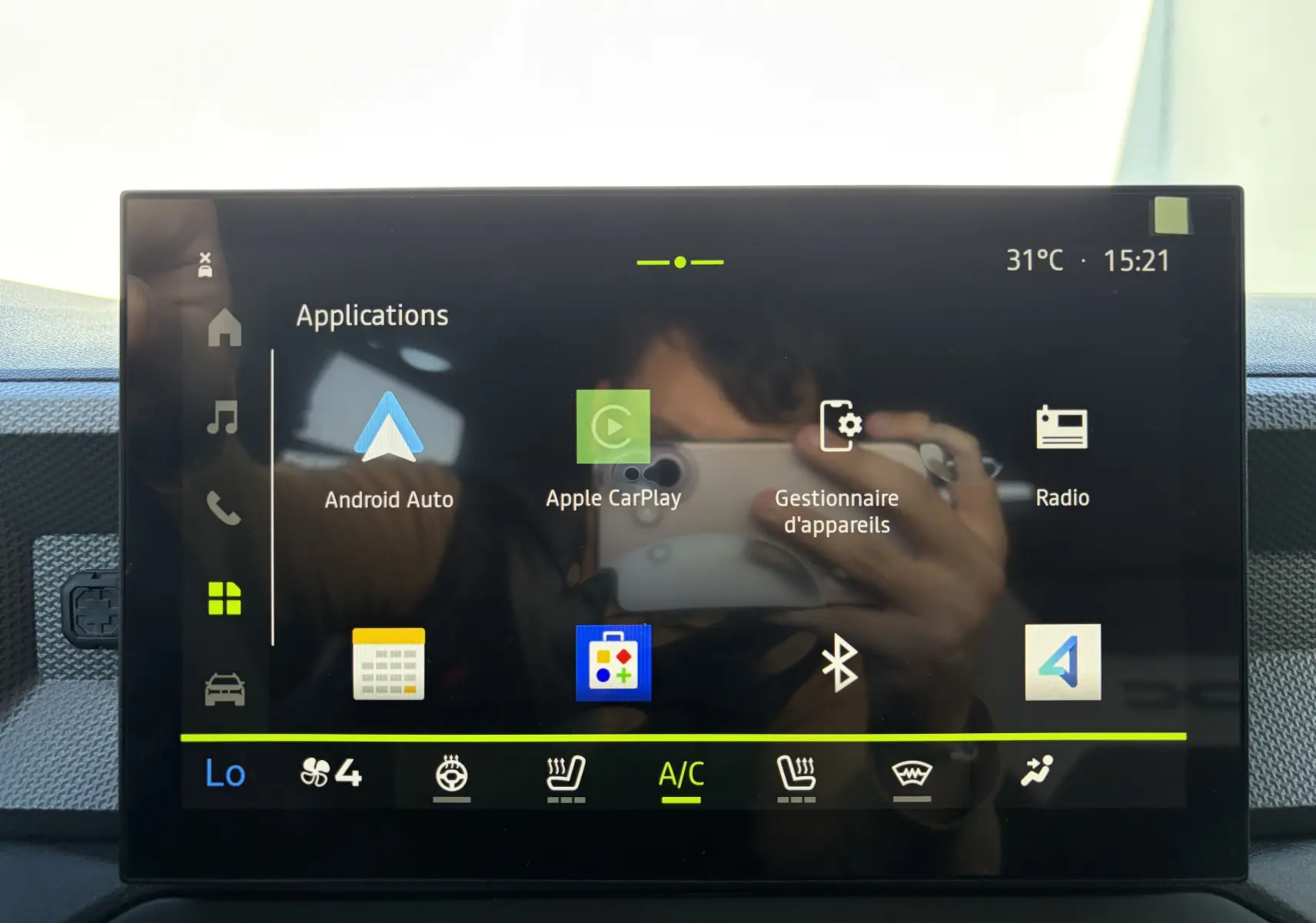 Écran tactile central du Dacia Duster 2026 affichant les applications Android Auto, Apple CarPlay et radio, interface moderne.
