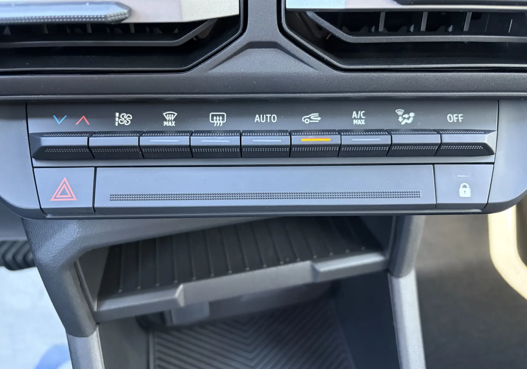 Vue rapprochée du tableau de commandes de climatisation automatique du Dacia Duster III 1.8 Hybrid 2026.