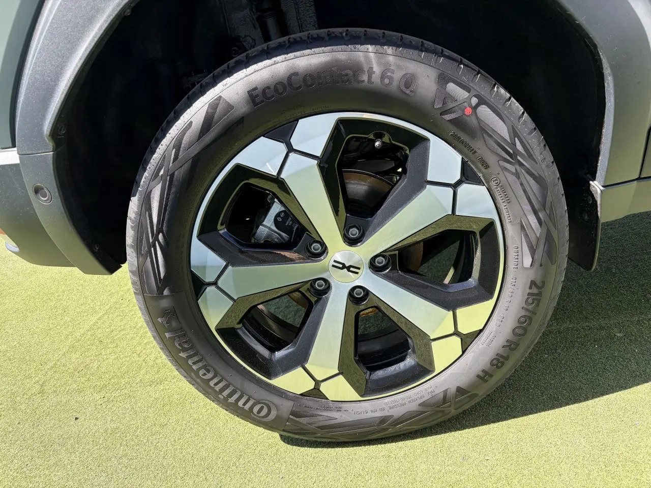 Gros plan sur la jante alliage diamantée 18 pouces du Dacia Duster III kaki lichen, avec pneu Continental EcoContact 6.0.