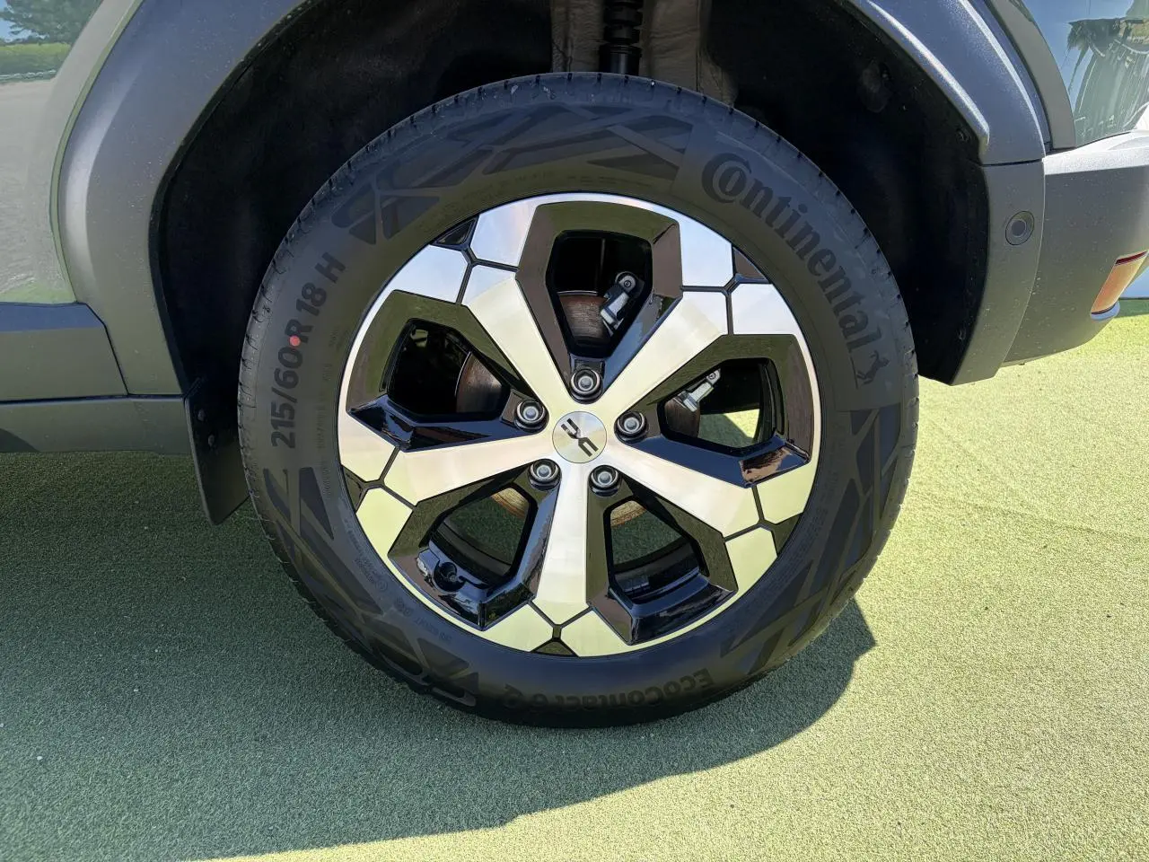 Gros plan sur la jante alliage diamantée 18 pouces du Dacia Duster III kaki lichen, avec pneu Continental visible.