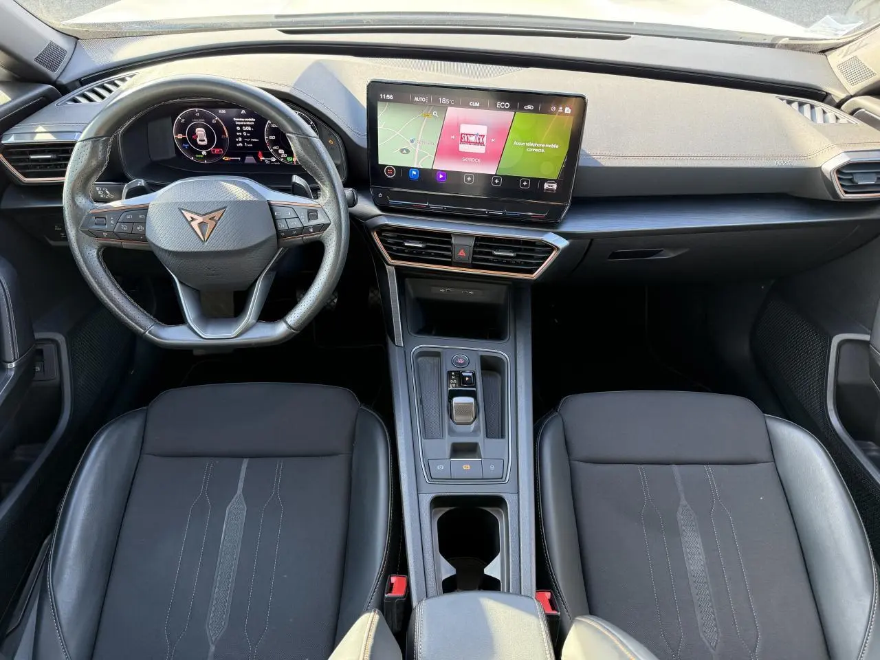 Vue intérieure avant du CUPRA Formentor 1.4 e-Hybrid 2023, tableau de bord moderne avec écran tactile et volant multifonction.
