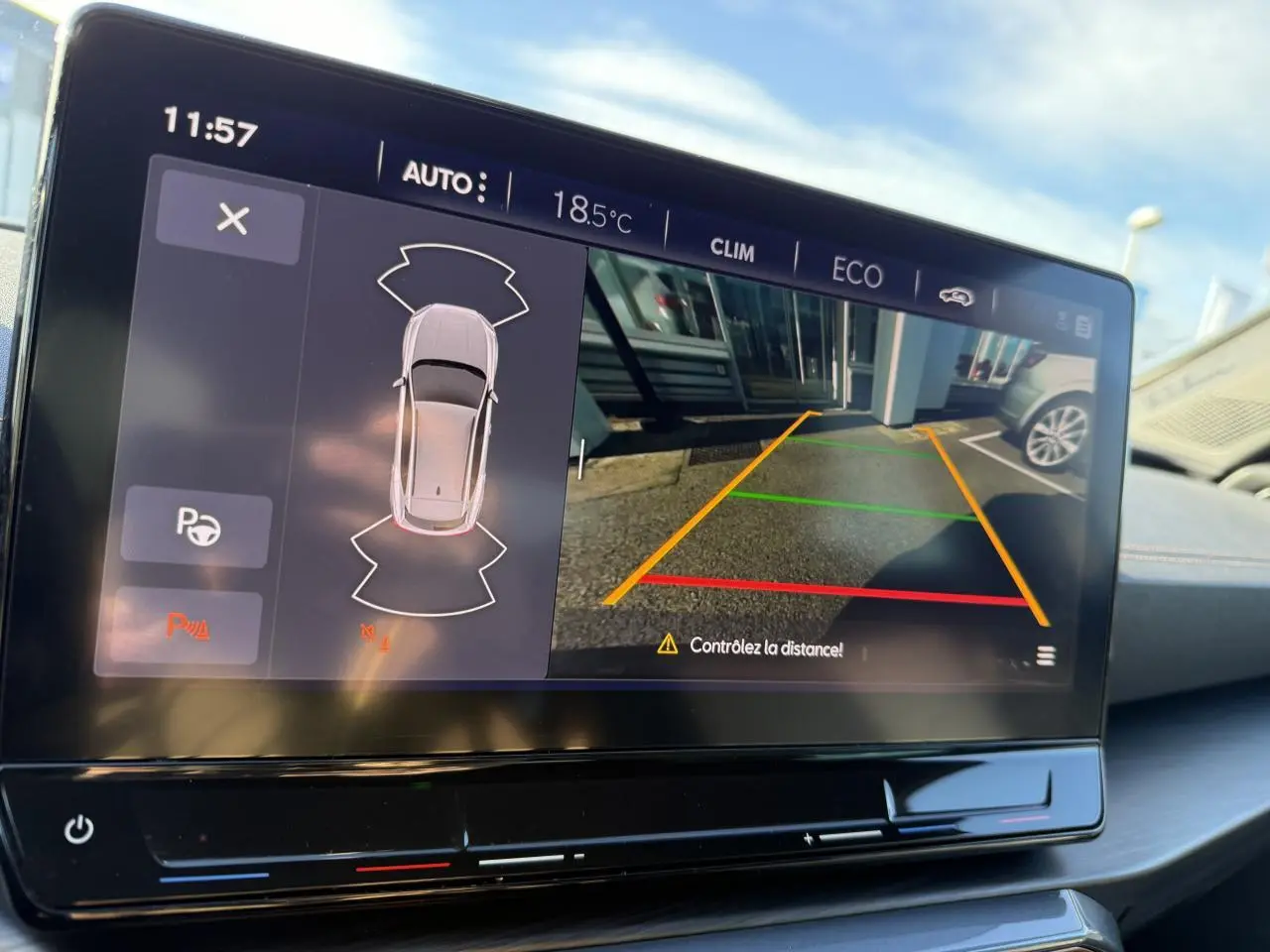 Écran tactile intérieur du CUPRA Formentor blanc 2023 montrant la caméra de recul et l'aide au stationnement.