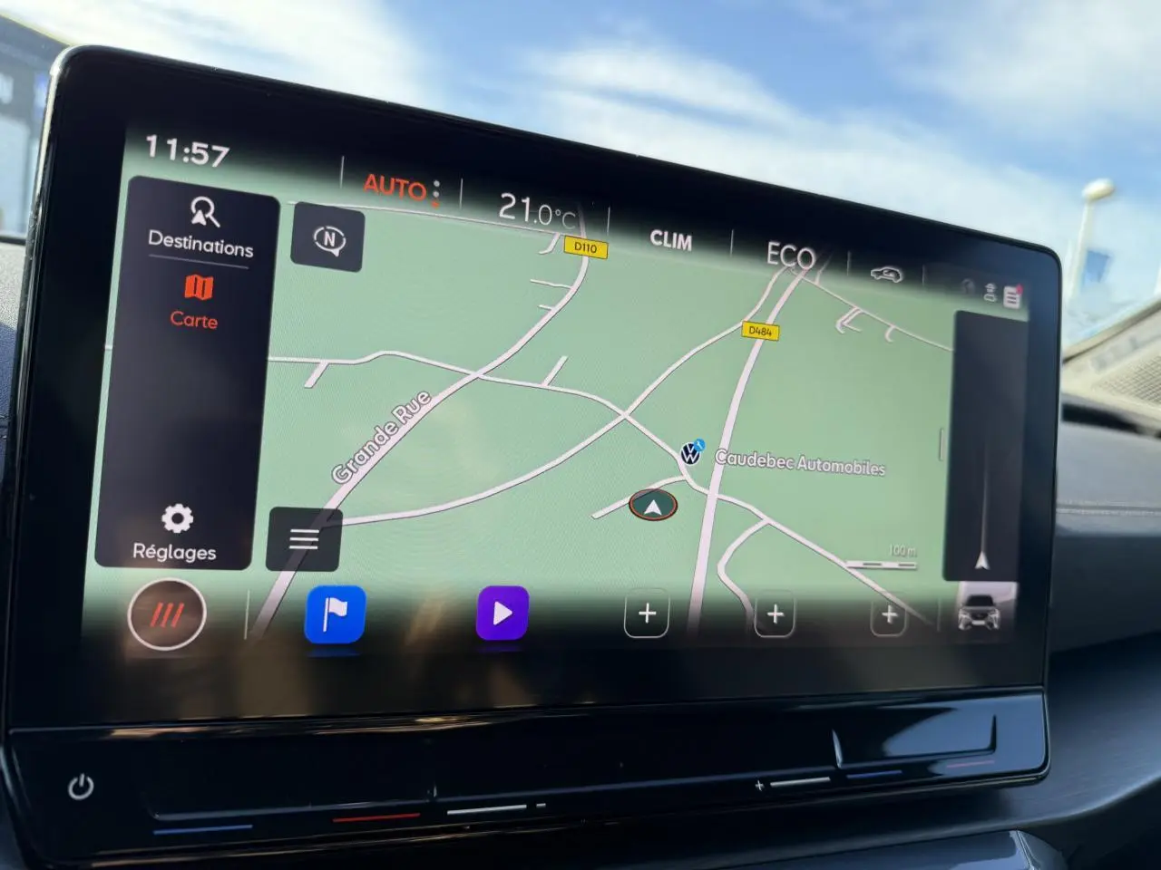 Écran tactile HD 12 pouces du système de navigation 3D dans le tableau de bord d'une CUPRA Formentor blanc 2023.