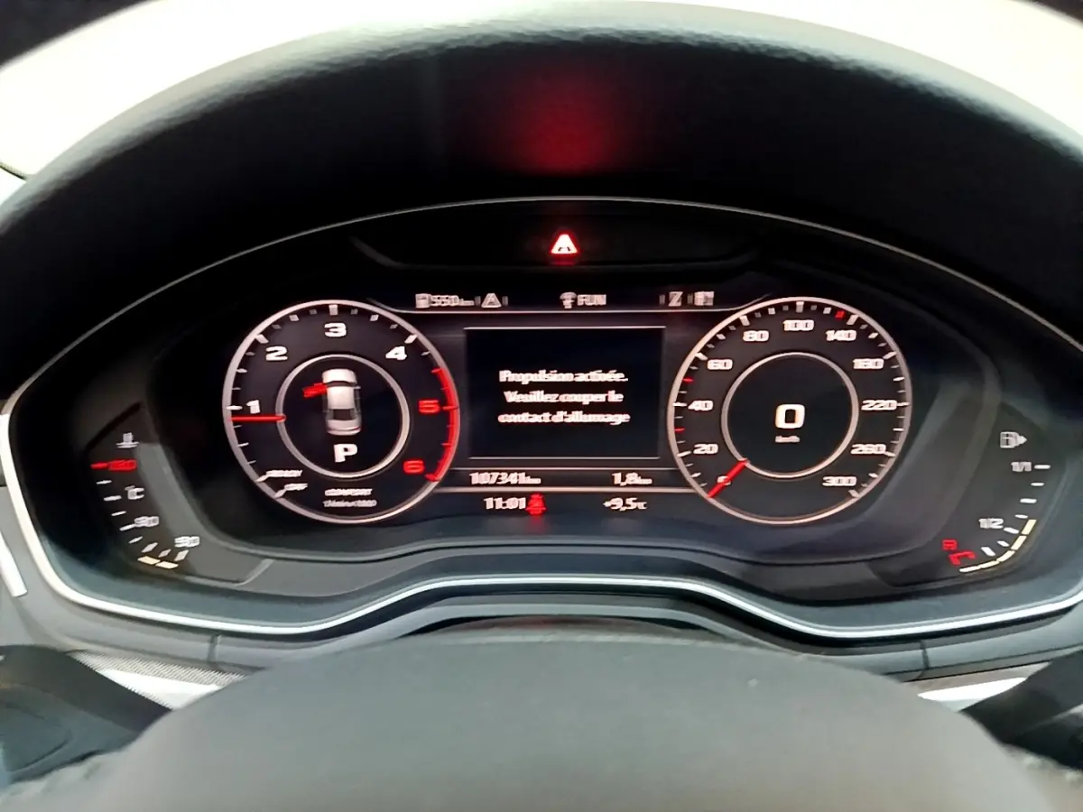 Vue rapprochée du tableau de bord numérique noir de l'Audi A4 40 TDI 190 Quat S tronic avec affichages vitesse et régime moteur.