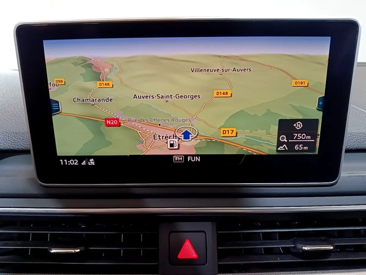 Écran tactile 8,3 pouces du système de navigation de l'Audi A4 40 TDI noir, vue frontale du tableau de bord