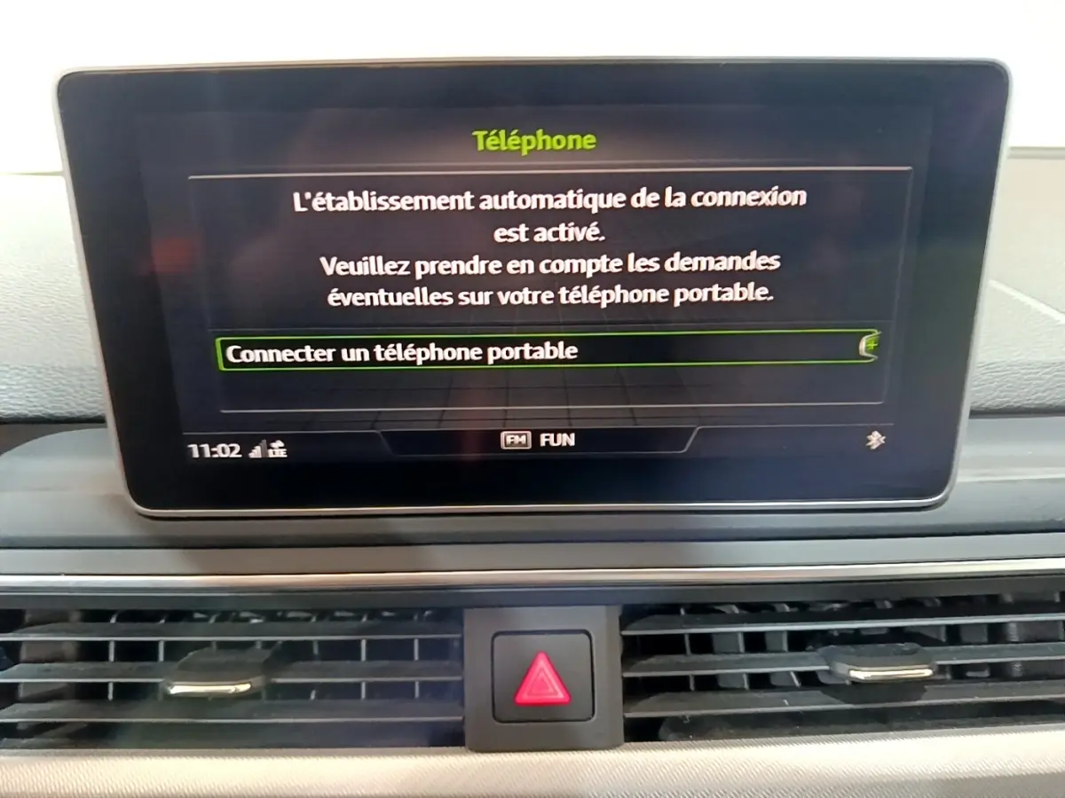 Écran tactile central de l'Audi A4 40 TDI 2018 affichant la connexion automatique au téléphone.