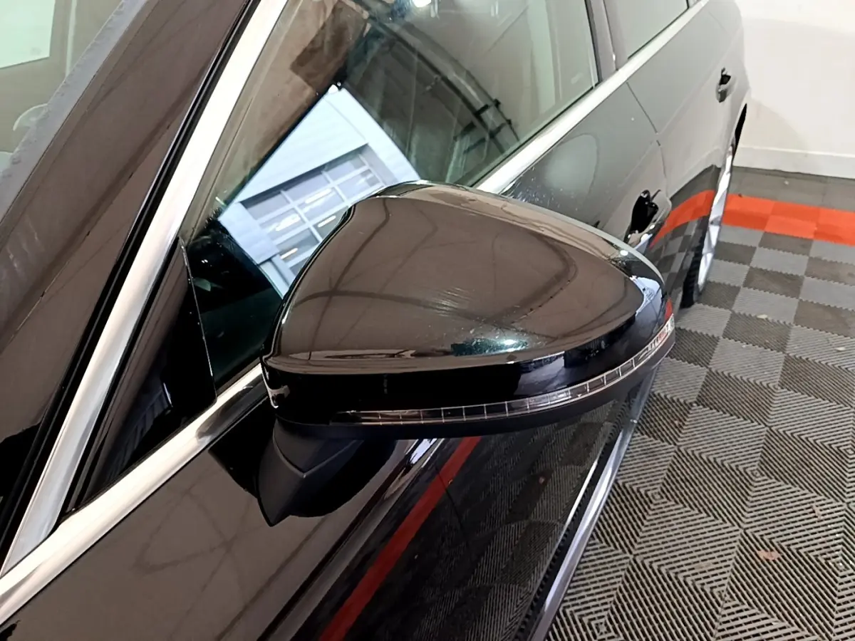 Rétroviseur côté gauche noir brillant de l'Audi A4 40 TDI 190 Quat S tronic Design Luxe 2018, vue rapprochée angle avant.