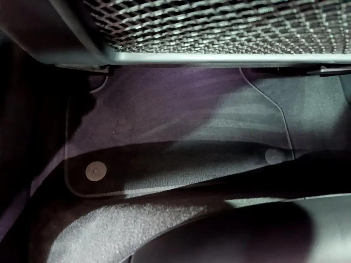 Détail du tapis de sol noir côté passager avant d'une Audi A4 40 TDI 190 Quat S tronic Design Luxe 2018