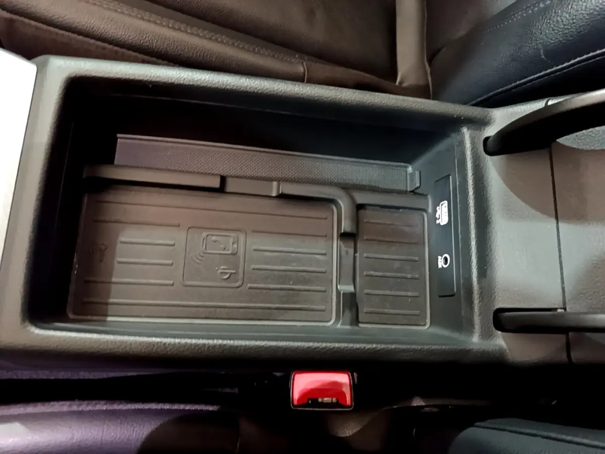 Vue rapprochée de la zone de recharge sans fil noire au centre de l'Audi A4 40 TDI 2018 Design Luxe.