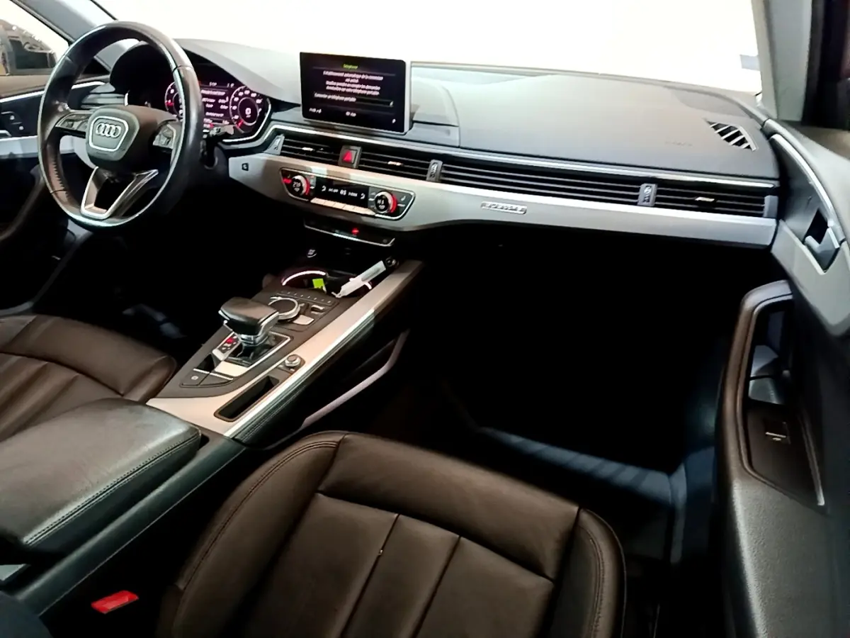 Vue intérieure côté conducteur de l'Audi A4 40 TDI 2018 avec tableau de bord numérique et écran tactile central.