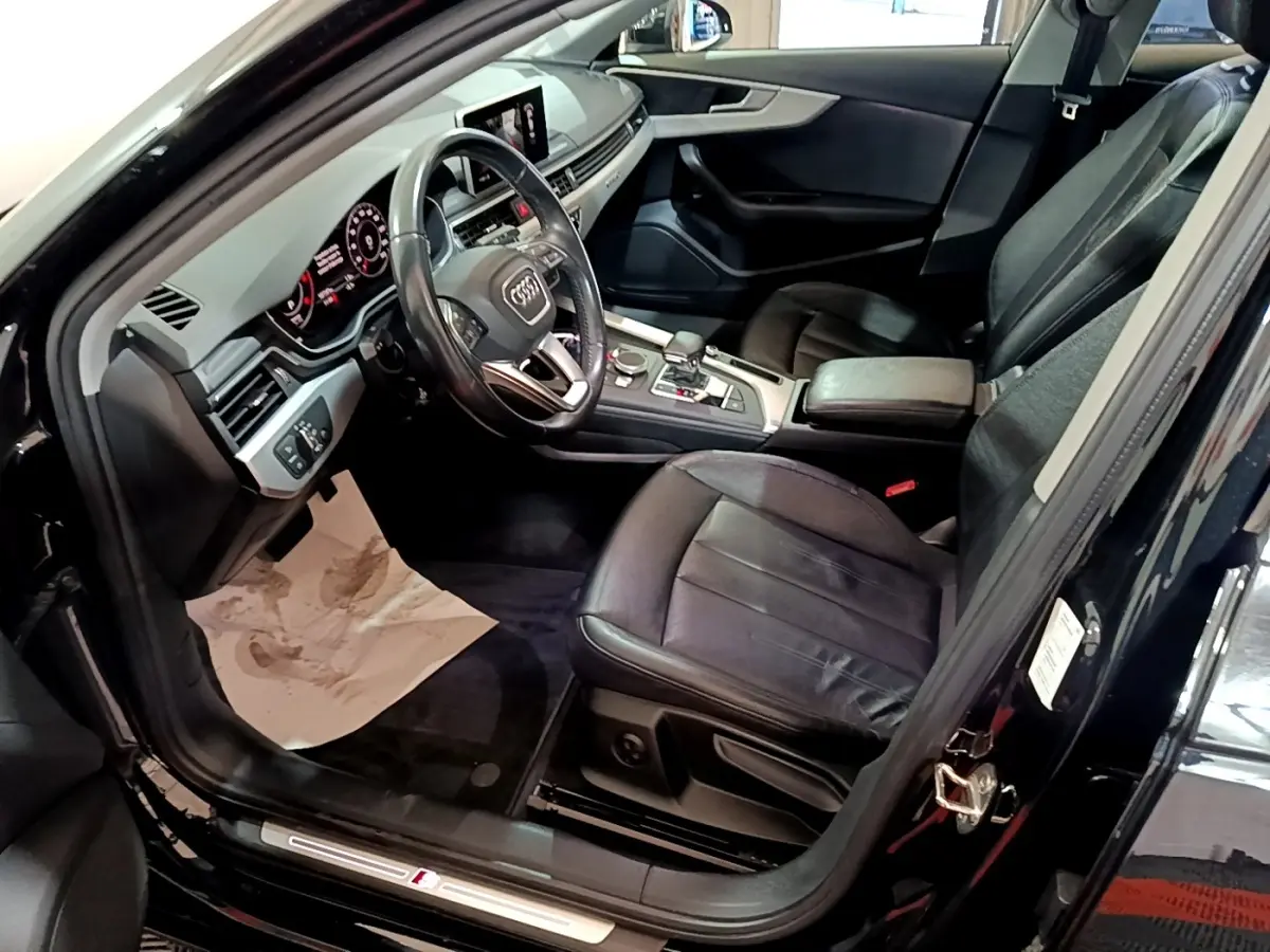 Intérieur noir de l'Audi A4 40 TDI 2018 vu côté conducteur, avec tableau de bord digital et volant cuir multifonctions.