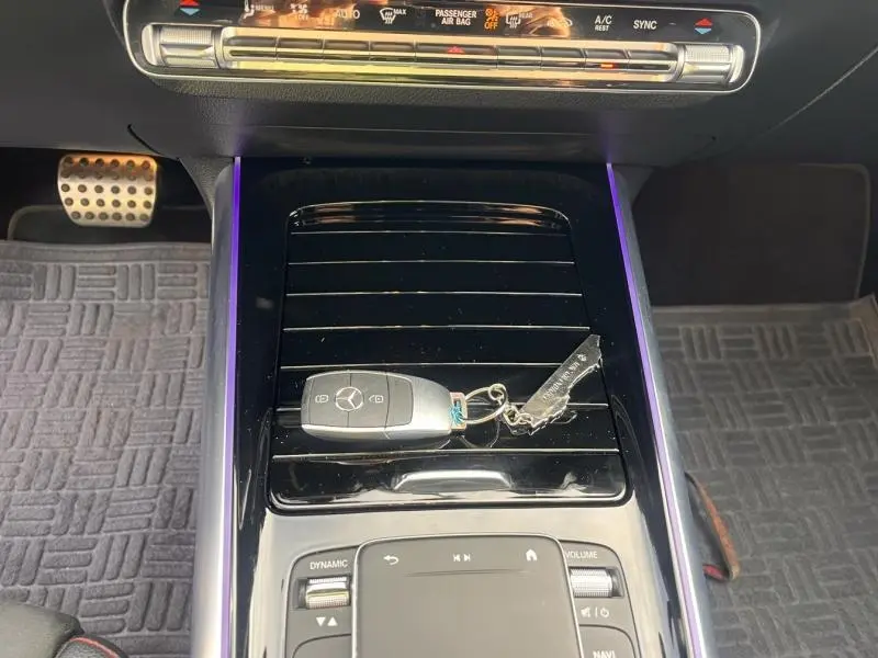 Vue rapprochée de la console centrale noire brillante avec clé Mercedes posée, ambiance intérieure du GLA gris montagne magno.