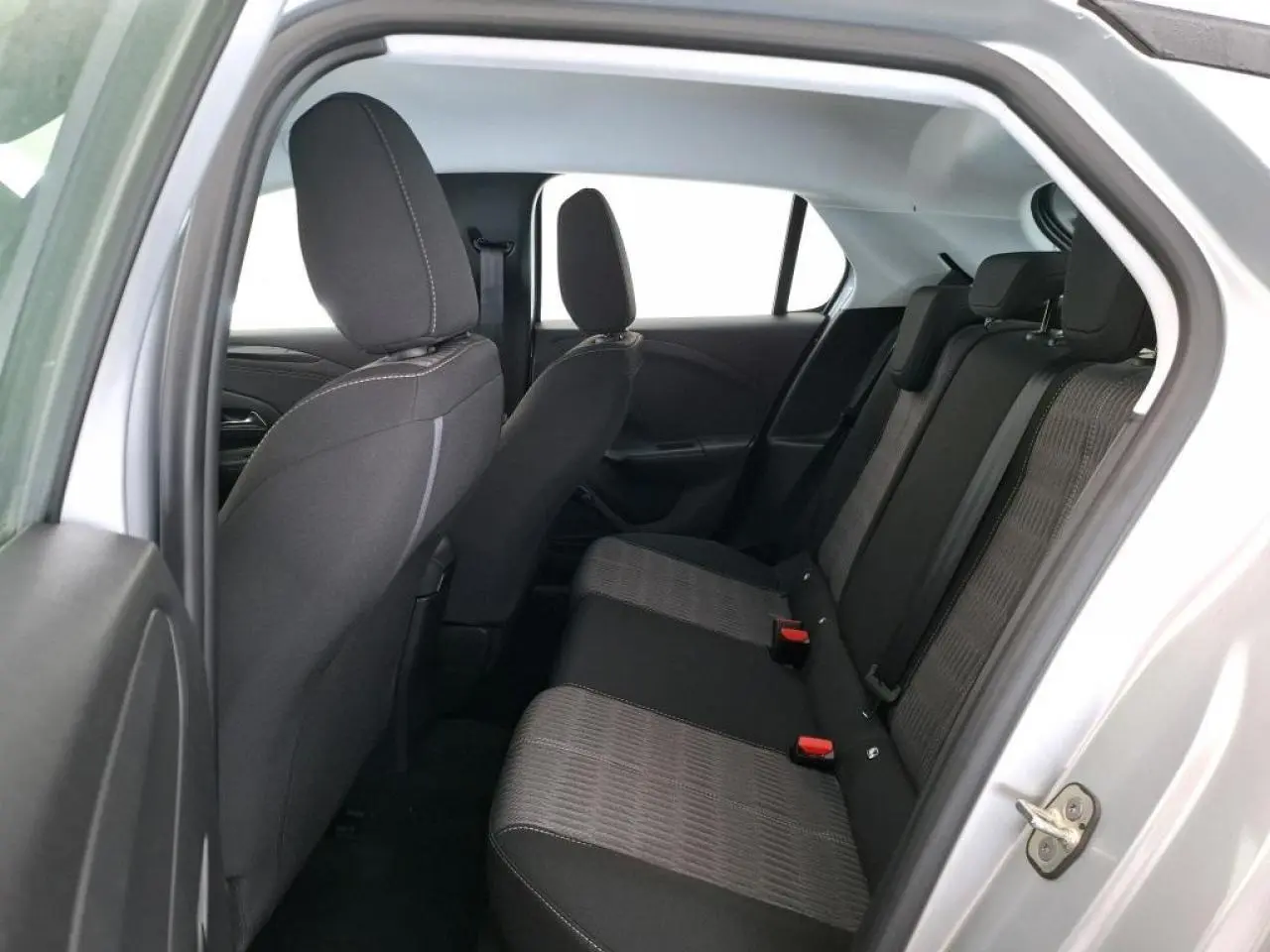 Vue intérieure côté gauche sur les sièges arrière en tissu noir et gris d’une Opel Corsa gris clair 2023.