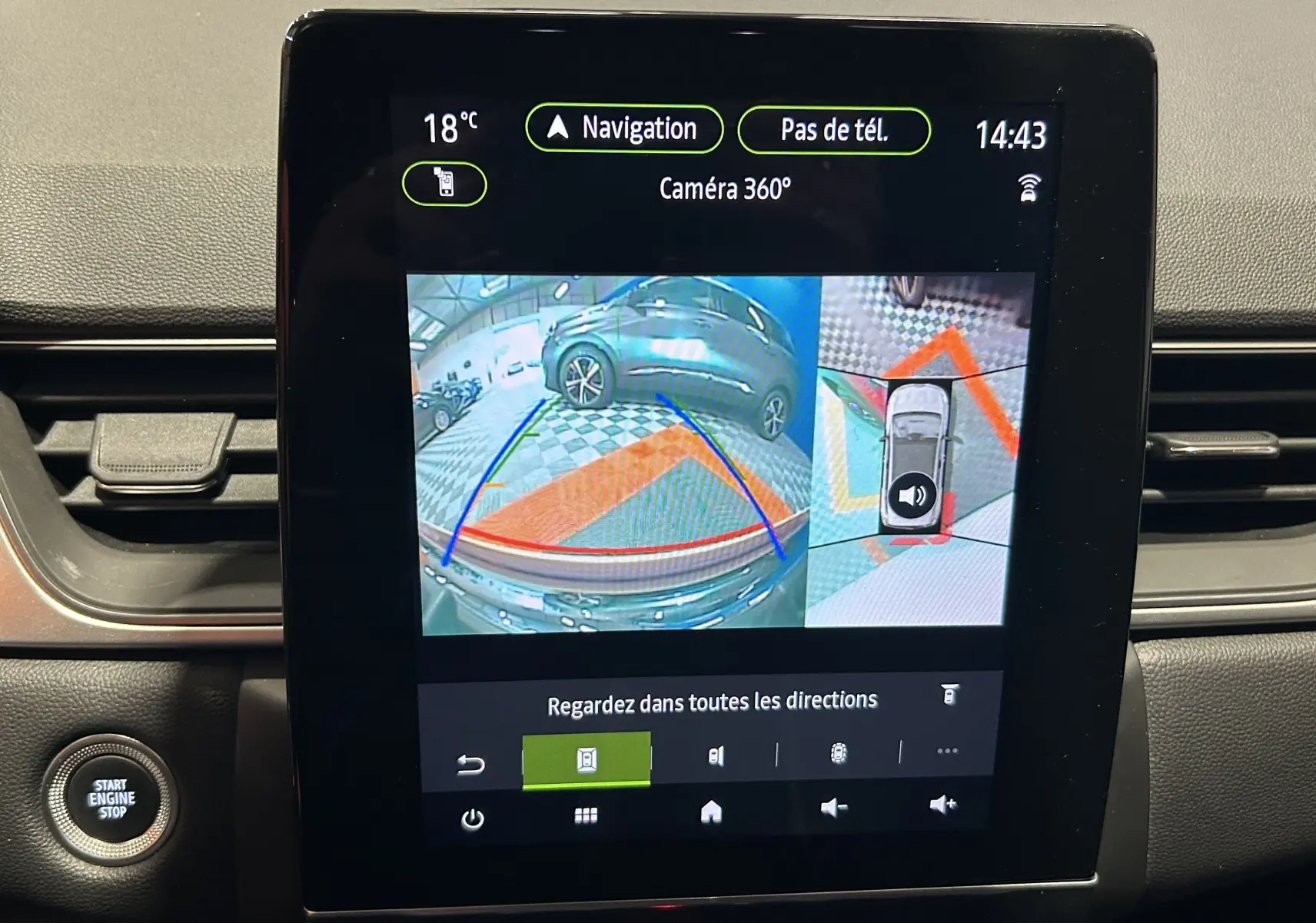 Écran tactile intérieur montrant la caméra 360° du Renault Captur rouge flamme métal en marche arrière.