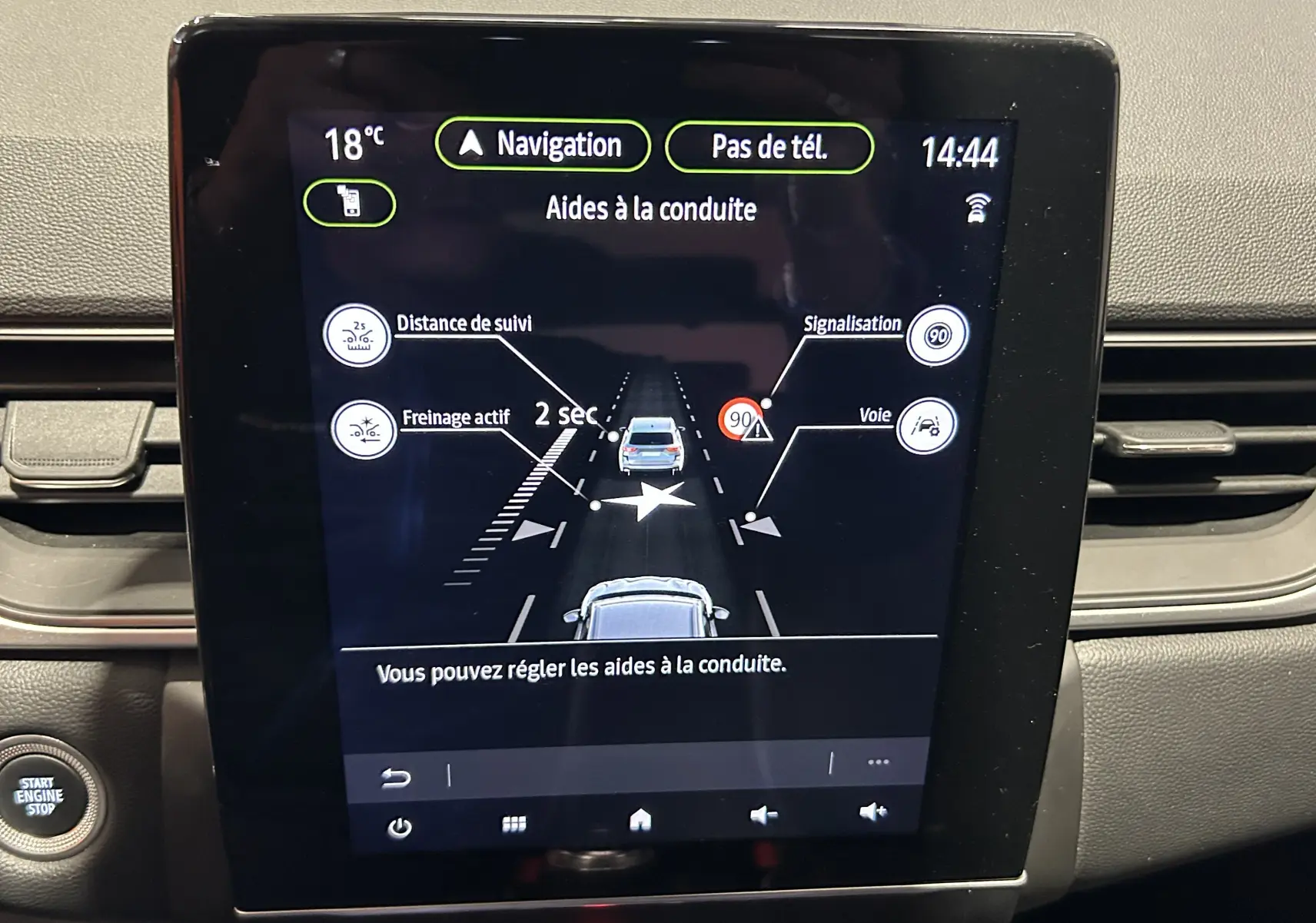 Écran tactile central du Renault Captur 2024 affichant les aides à la conduite avec interface moderne et commandes intégrées.