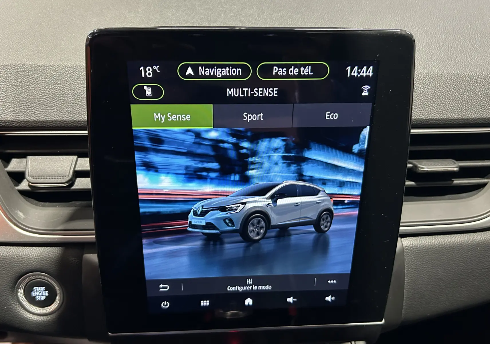 Écran tactile du tableau de bord affichant une image animée du Renault Captur blanc en mouvement côté gauche.