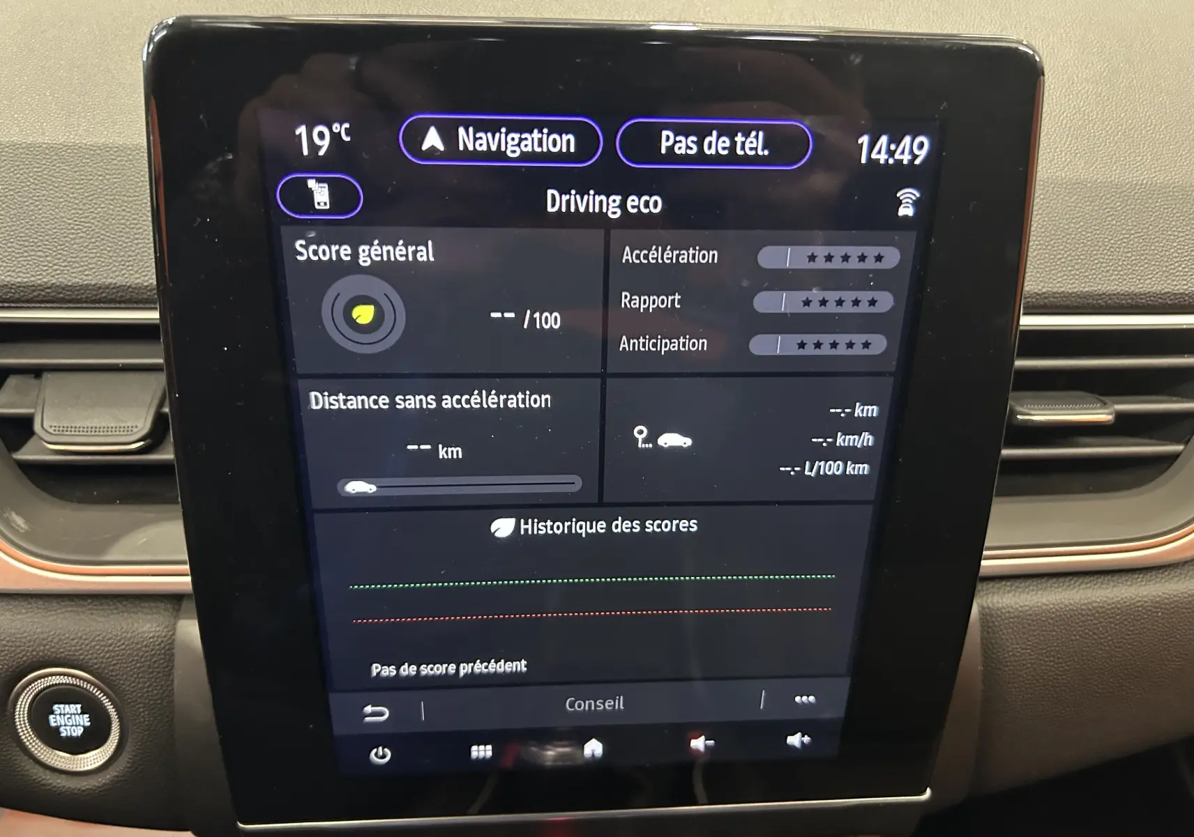 Écran central tactile du tableau de bord du Renault Captur rouge flamme, affichant le menu Driving eco.