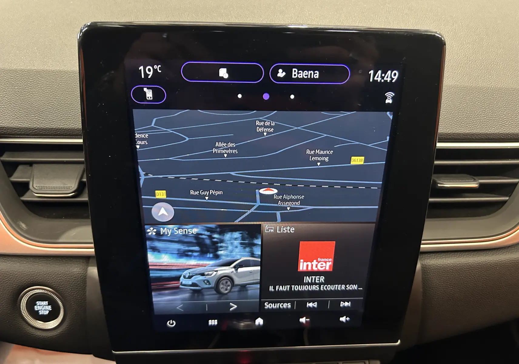 Écran tactile central affichant la navigation et la radio dans l'habitacle d'un Renault Captur 2024.