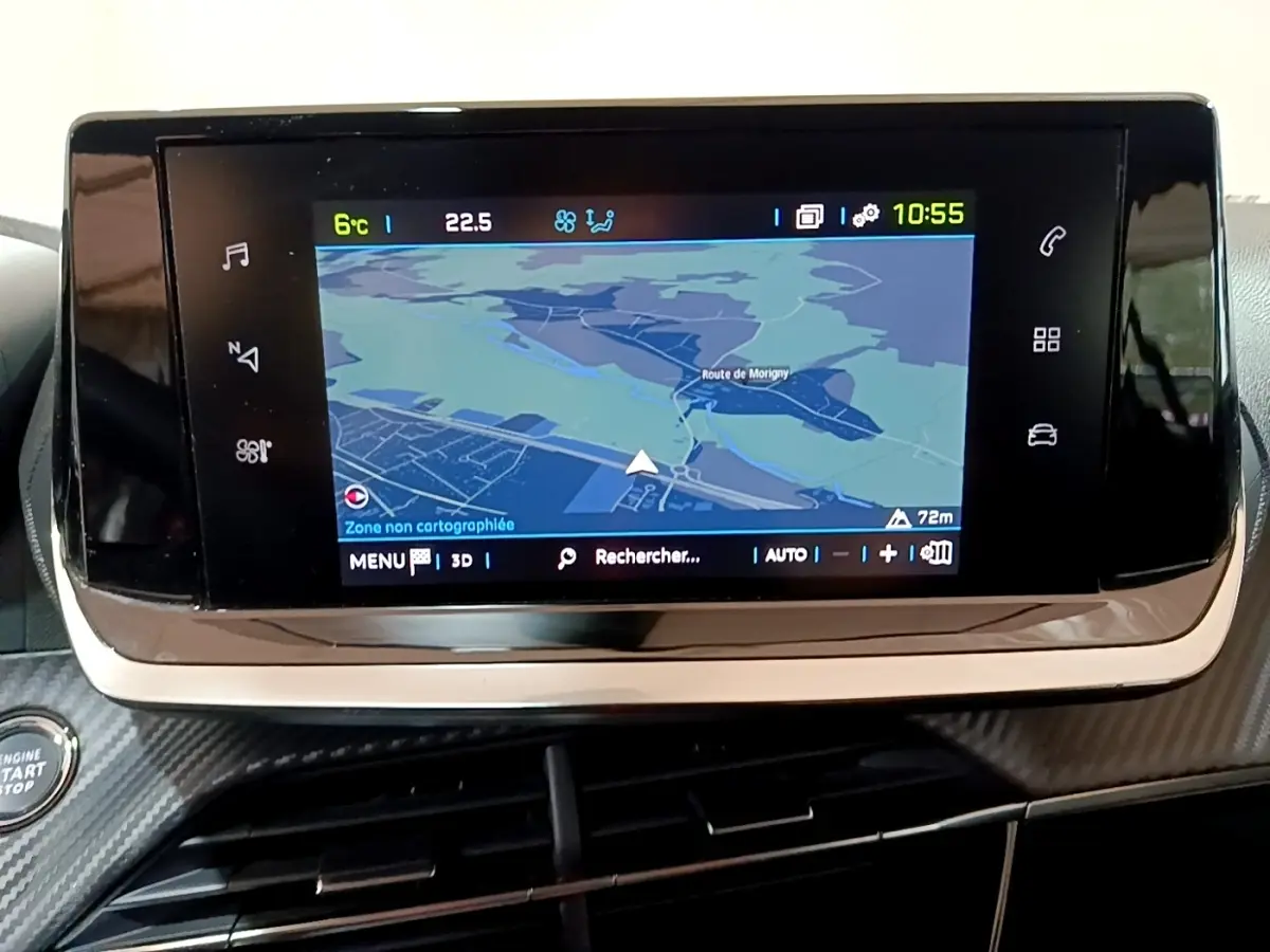 Écran tactile central 7 pouces affichant la navigation dans l'habitacle d'une Peugeot 208 électrique blanche.