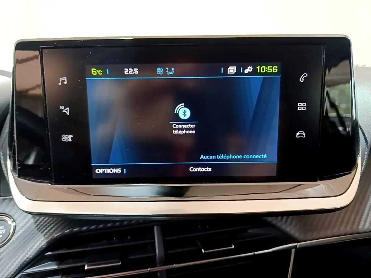 Écran tactile central de 7 pouces affichant la connexion Bluetooth dans l’habitacle d’une Peugeot 208 électrique blanche.