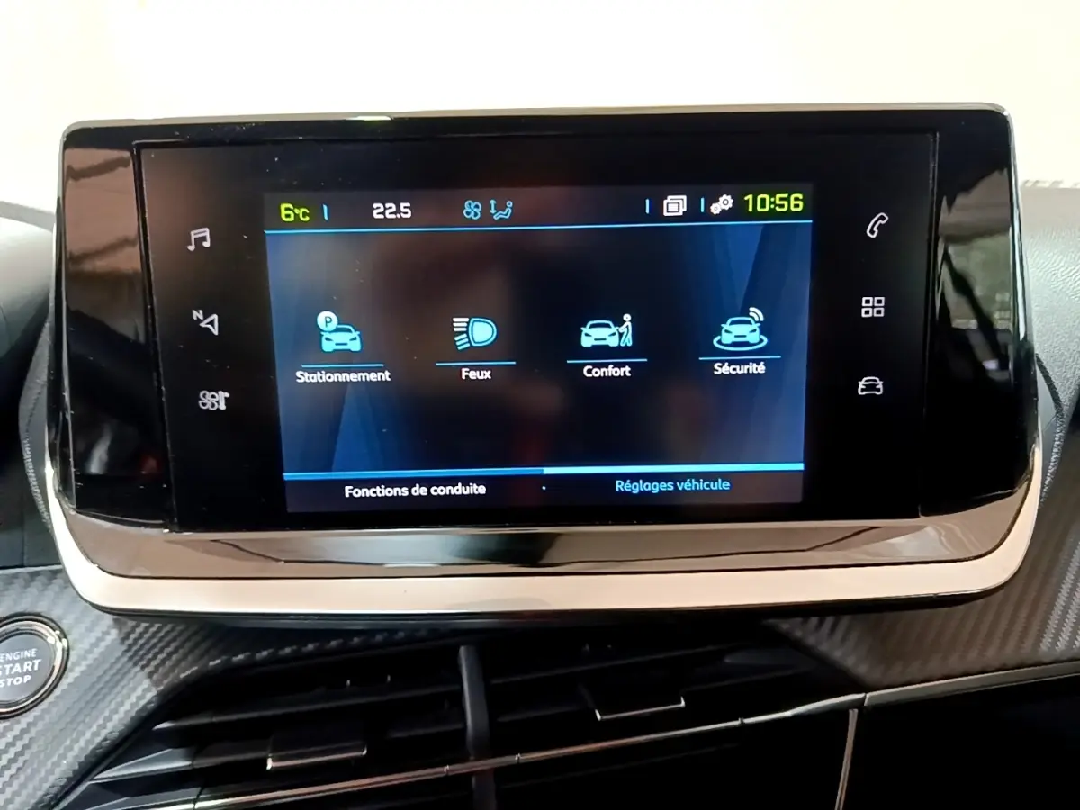 Écran tactile central du tableau de bord de la Peugeot 208 électrique Active Business 2021 affichant les réglages véhicule.