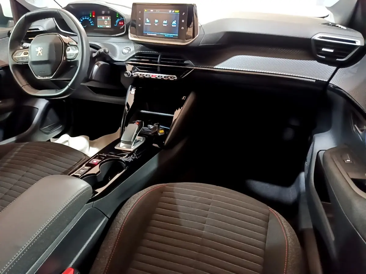 Intérieur noir de la Peugeot 208 Electrique Active Business 2021, vue côté passager avec tableau de bord et écran tactile central.