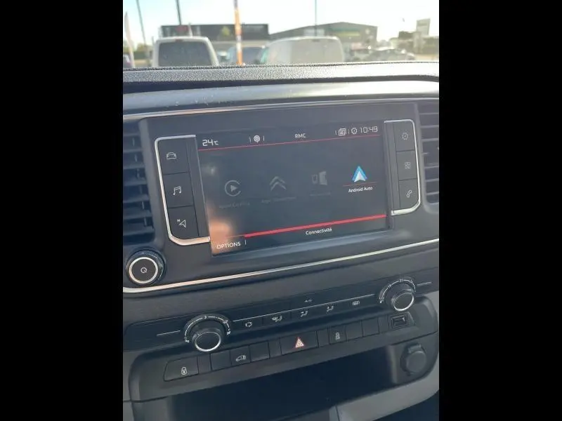 Écran tactile central du tableau de bord du Citroën Jumpy blanc, avec commandes de climatisation et connectivité Android Auto.
