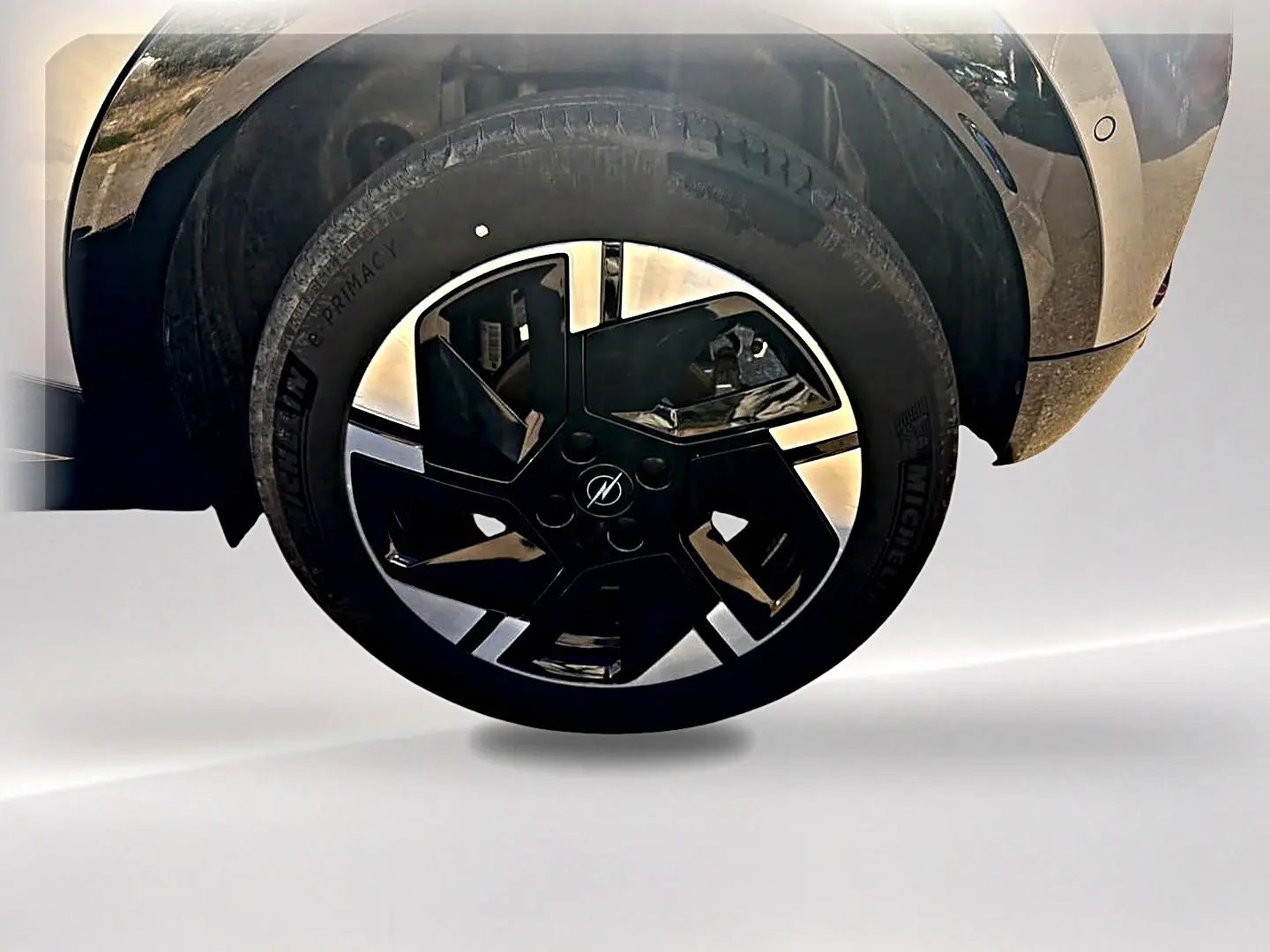 Gros plan sur la roue avant droite gris foncé de l’Opel Mokka Electric 156 gs avec jante alu noire et argentée.