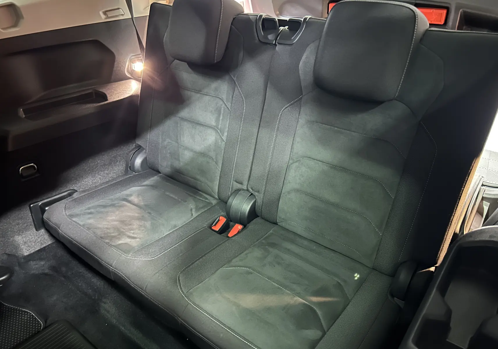 Banquette arrière en tissu gris foncé du Volkswagen Tiguan Allspace 2018, vue de côté droit dans l'habitacle.