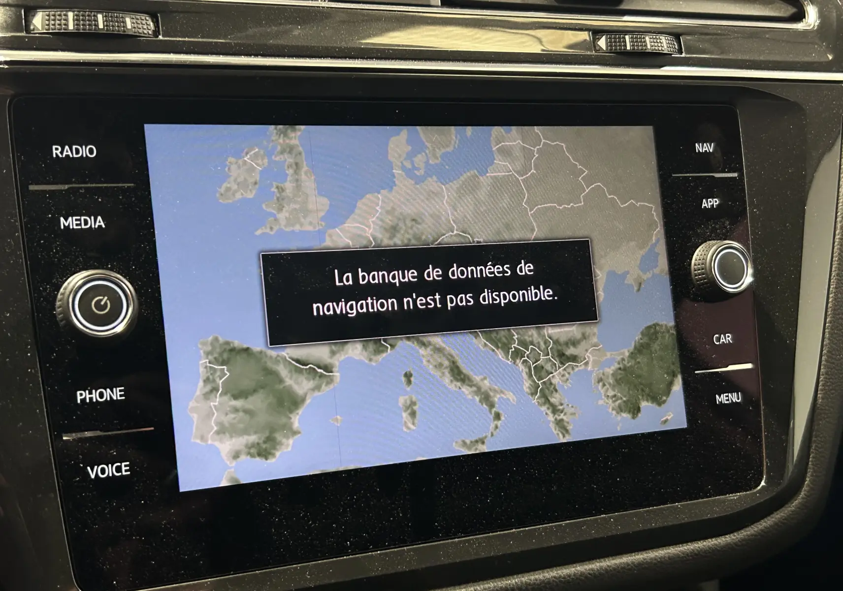 Écran central du Volkswagen Tiguan Allspace 2018 affichant un message d'erreur de navigation sur fond de carte Europe.