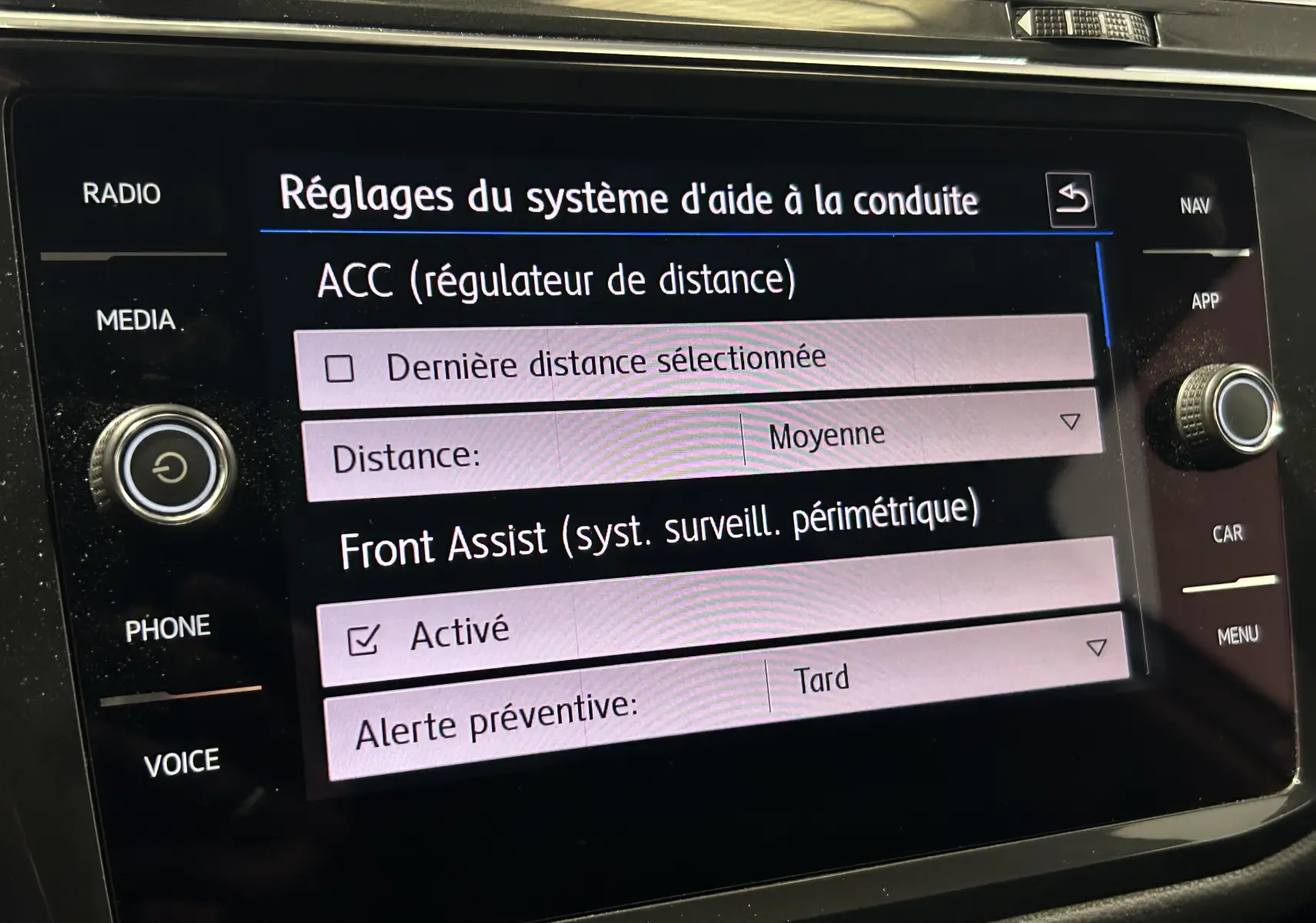 Écran central du Volkswagen Tiguan Allspace 2018 affichant les réglages du système d'aide à la conduite.